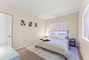 Ένα ή περισσότερα κρεβάτια σε δωμάτιο στο Luxury King Suite by the Lake - Entire Place +29 φωτογραφίες