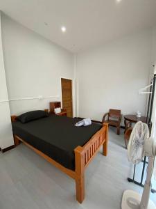 Un dormitorio con una cama y una mesa y sillas. en Phu Aunna, en Ko Phayam 74 fotos más