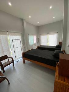 Un dormitorio con una cama grande en una habitación con ventanas. en Phu Aunna, en Ko Phayam