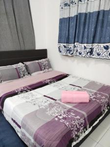 Postel nebo postele na pokoji v ubytování Rezquna Homestay