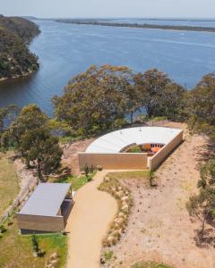 una imagen de un edificio con vistas al agua en Teulu House - Luxury Retreat in Nungurner, en Nungurner