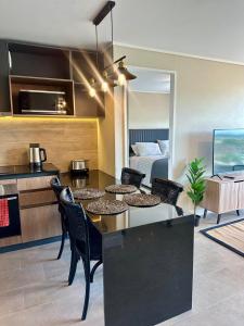 a kitchen and living room with a table and chairs at Central depto 2 dormitorios en distrito Icono in Los Ángeles +15 photos