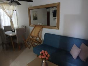 sala de estar con sofá azul y espejo en Sol Serena, en El Limón 4 fotos más