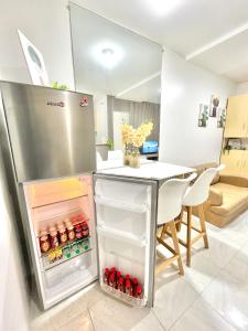 Кухня или мини-кухня в 2 Bedroom Condo Fully-Furnished good for 5-6pax by Gerra at Urban Deca Homes Banilad
 +37 фотографий