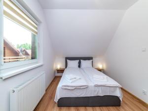 a bedroom with a bed and a large window at 2 bedroom holiday home in Jaroslawiec in Jarosławiec +19 photos