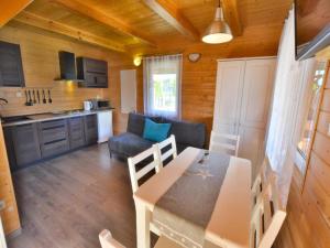 Η κουζίνα ή μικρή κουζίνα στο Two-storey holiday home in Ustronie