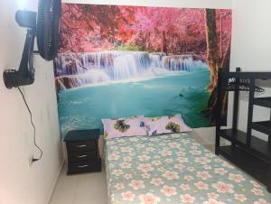 une chambre avec une fresque murale en forme de cascade sur le mur dans l'établissement My Llano Lindo Américas, à Villavicencio