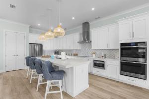 Dapur atau dapur kecil di Gorgeous 6 Bedroom New Build 261 Carolina Ave- Heated Pool home