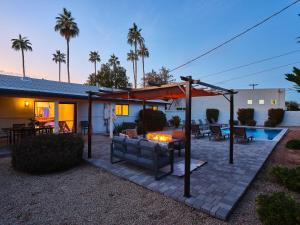 スコッツデールにあるDisco in the Desert - Walk to Old Town Scottsdaleのパティオ(ファイヤーピット、家付)