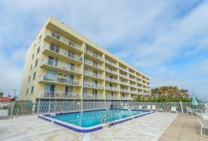 Πισίνα στο ή κοντά στο Indian Harbour Beach Club 303