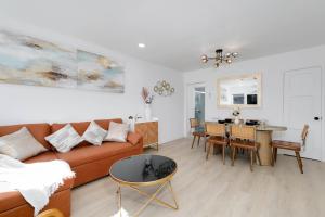 オンタリオにあるConvenient 3BR Remodel 10 Mins to ONT Airportのソファとテーブルのあるリビングルーム