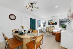 オンタリオにあるConvenient 3BR Remodel 10 Mins to ONT Airportのテーブルと椅子のあるダイニングルームとリビングルーム