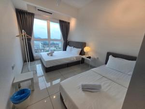 ein Schlafzimmer mit zwei Betten und einem großen Fenster in der Unterkunft ICC Premium Executive Suite - Ipoh in Ipoh + 91 Fotos