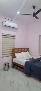 เตียงในห้องที่ Bluebell Shores -Cozy Stay Near Varkala Beach