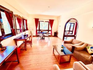 a living room with a couch and a table at Sagar Resort Manali By Ramanand Sagar Ramayan Maker-#Near Mall Road # Big Parking # Mountain View in Manāli