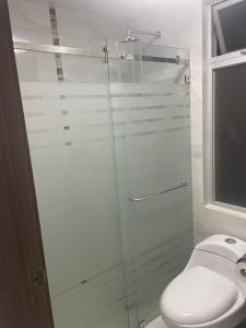 Koupelna v ubytování Aeropuerto Internacional Quito, Habitación N3