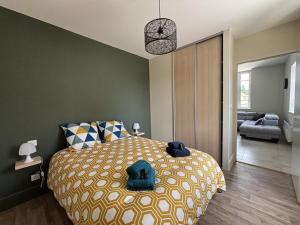 1 dormitorio con 1 cama grande y toallas azules. en Gîte familial en campagne paisible, 8 pers, tout inclus - FR-1-489-589, en Saligny-sur-Roudon