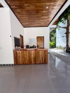 un hall ouvert avec un comptoir de réception en bois dans l'établissement Amanda Riverside, à Nongkhiaw