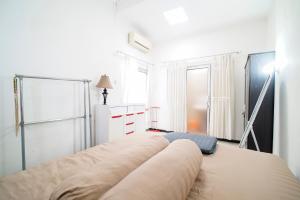 ein Wohnzimmer mit einem großen Sofa in einem Zimmer in der Unterkunft Omah Pakualaman Homestay Jogja in Sentool