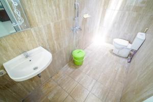 ein Badezimmer mit einer weißen Toilette und einem Waschbecken in der Unterkunft Omah Pakualaman Homestay Jogja in Sentool + 41 Fotos