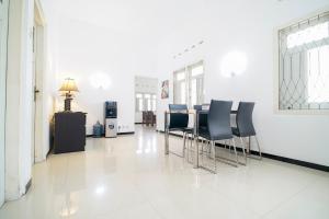 Zimmer mit Tisch und Stühlen in der Unterkunft Omah Pakualaman Homestay Jogja in Sentool