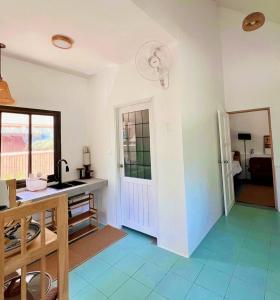 una cocina con fregadero y encimera en Seaside Cove, en Ban Madua Wan