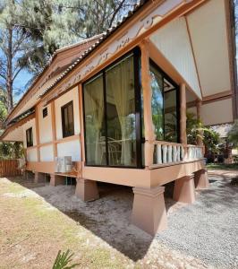 una casa con ventanas grandes en un lateral en Seaside Cove, en Ban Madua Wan 3 fotos más