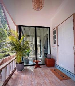 Ban công/sân hiên tại Nirvana By the Sea +4 ảnh