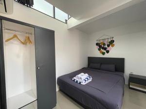 ein kleines Schlafzimmer mit einem Bett und einem Schrank in der Unterkunft Sovilla Prime Yogyakarta in Ngaglik + 5 Fotos