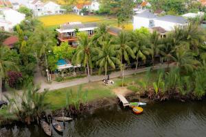 ホイアンにあるLaoxao RiverStone Villaのヤシの木の家の空中