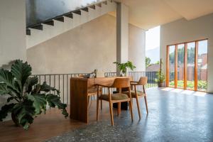 een eetkamer met een tafel en stoelen bij Noya Hotel in Kubupenlokan +28 foto's