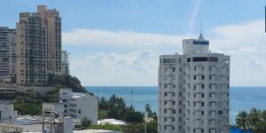 RodaderoにあるMar & Sierra El Rodadero Apto Vista al Mar Piscina & Playaの海を背景にした高い白い建物