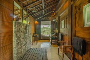 pasillo de una casa con paredes y suelo de madera en Alassari Plantation, en Selemadeg