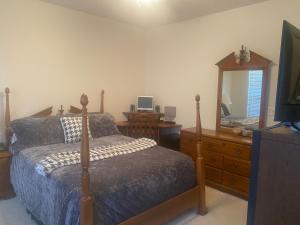 Un pat sau paturi într-o cameră la Updated The Palace of the Hamptons