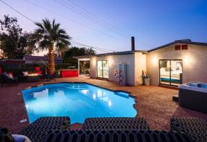 una piscina en el patio trasero de una casa en Modern Roose-Private Pool-In Old Town Scottsdale, en Scottsdale