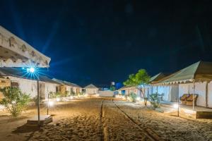 ジャイサルメールにあるTaj heritage camp& resortの通りに明かりが灯る夜の村
