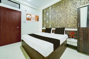 a bedroom with a large bed in a room at Super Collection O Hotel SP14 in Indore