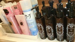 un groupe de produits de beauté assis sur une étagère dans l'établissement Gran Customa Isezakicho, à Yokohama