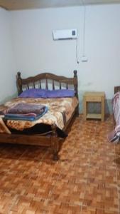 1 dormitorio con cama y canasta de baloncesto en Camping El Chañar, en Jocolí Viejo