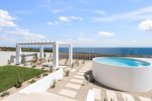 Πισίνα στο ή κοντά στο Okeanos Moana Private luxury seafront oasis with pool