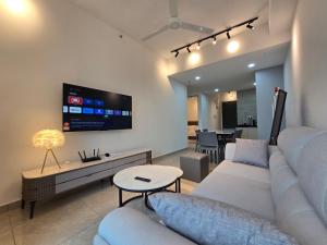 TV a/nebo společenská místnost v ubytování ICC Ipoh Bond Suites by Merveille Louise