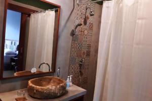ギリ・アイルにあるCindra 1 BR Deluxe Room Gili Air NE59のバスルーム(石造りの洗面台、シャワー付) +17枚の写真