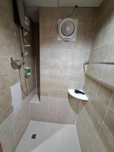 un baño con ducha con lavabo en Wow-Guesthouse soi 19, en Bangkok