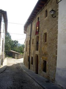 un callejón con un edificio de piedra en una calle en Hotel Rural La Casa del Montero, en Espinosa de los Monteros