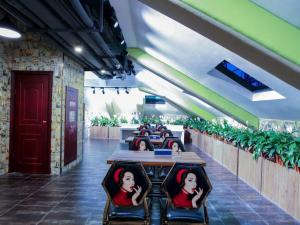 a restaurant with a long table with people sitting at it at Yiwu Jane Eyre Love Nest Hotel in Yiwu
