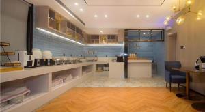 Una cocina con encimera y mesa en una habitación. en Echarm Hotel Changsha Wuyi Square Railway Metro Station, en Changsha