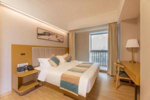 Un pat sau paturi într-o cameră la VX Hotel Wuxi Xinwu District Executive Center Wanda Plaza