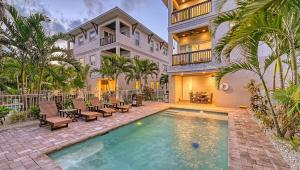 une maison avec piscine devant un immeuble dans l'établissement Casa Junonia - 1032L, à Siesta Key