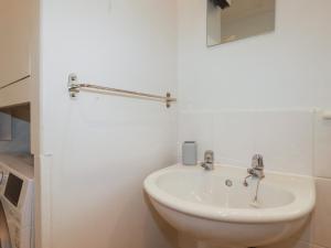 圣奥斯特尔Honeysuckle Cottage的一间白色浴室，配有洗手池和镜子。 更多13张照片