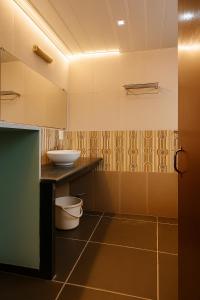 un baño con lavabo e inodoro en The Grantley Hotel, en Alībāg 42 fotos más